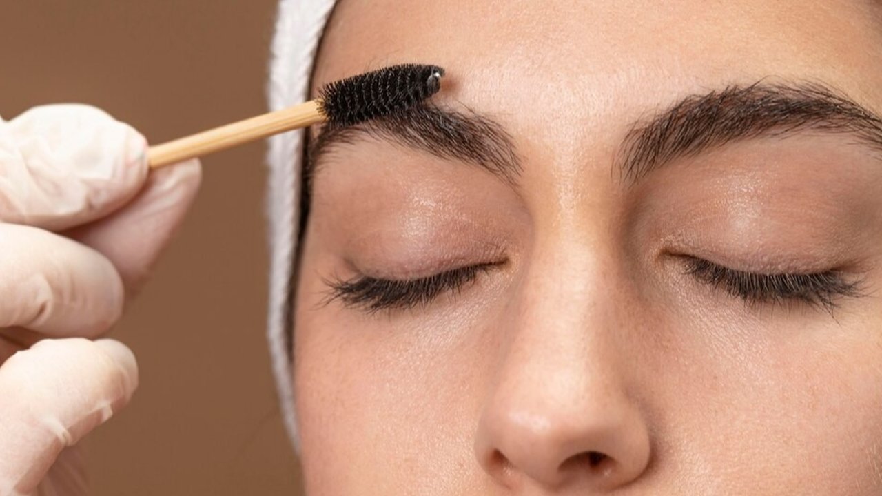 Merawat Alis Mata