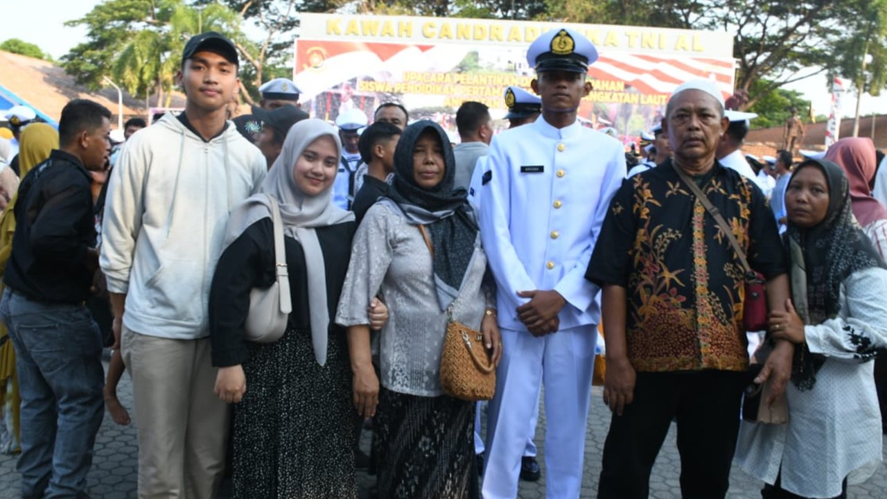Kld POM Krisna Setya Budi, ulusan terbaik siswa Dikmata TNI AL 44/1