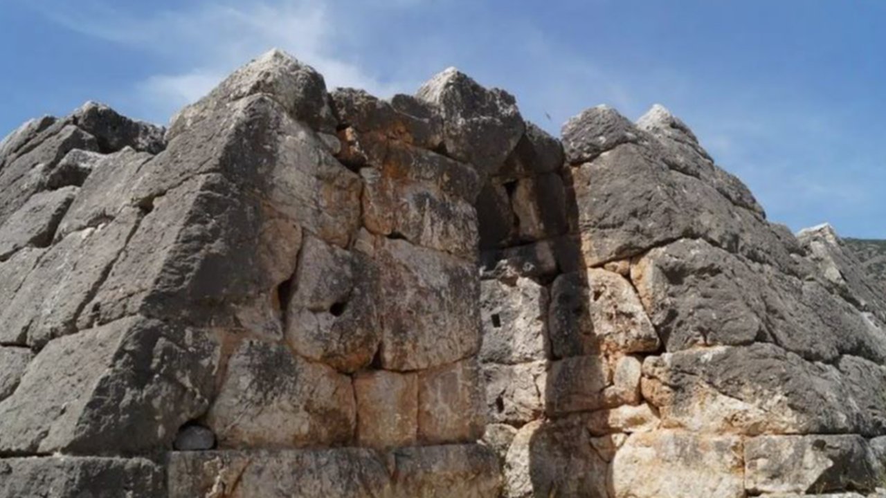 Piramida Hellinikon di Yunani