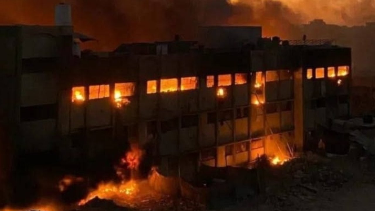 Israel membakar sekolah di Jabalia, Gaza utara pada 22 Oktober 2024. Sekolah ini menampung para pengungsi.