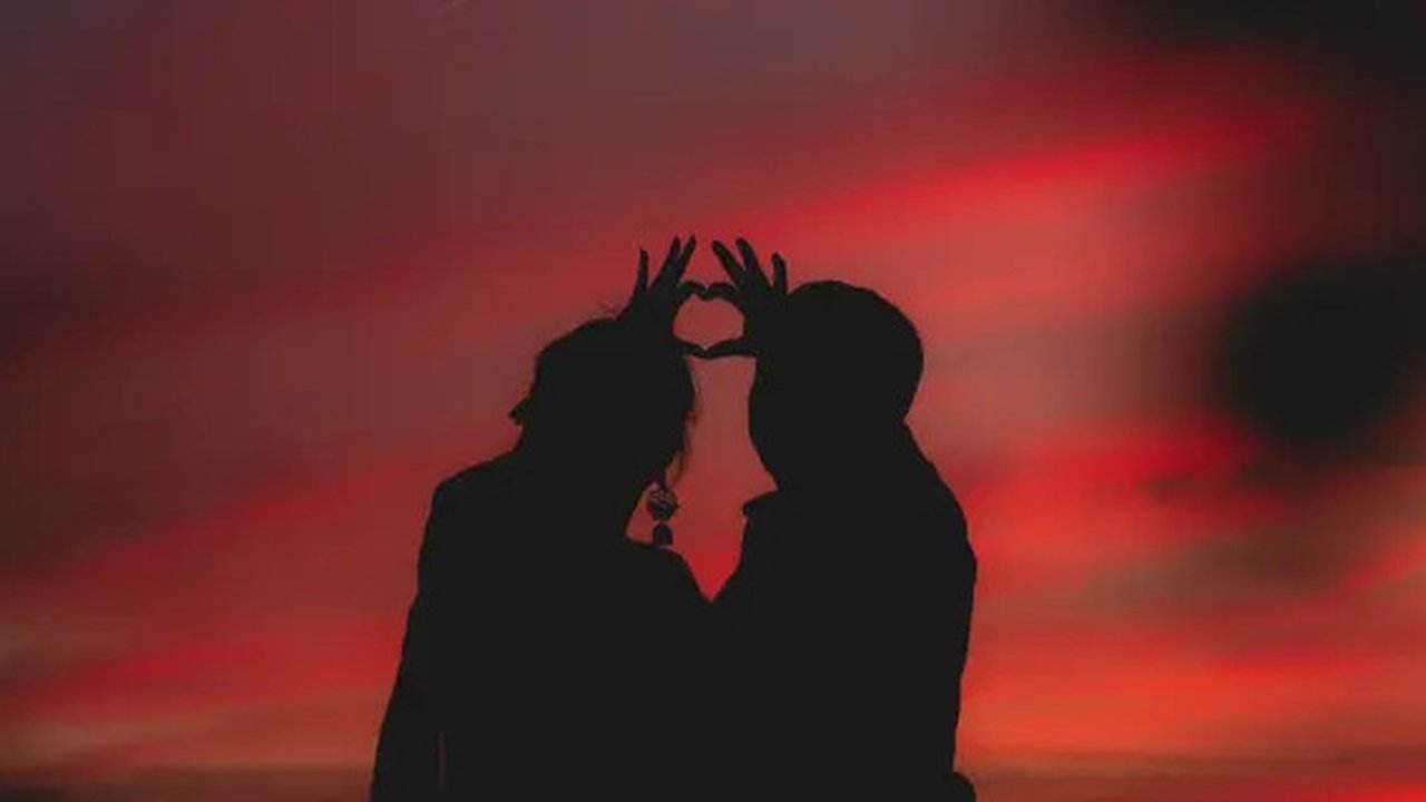 Ilustrasi senja, sunset, matahari terbenam, pasangan. (Photo by Dev Asangbam on Unsplash)