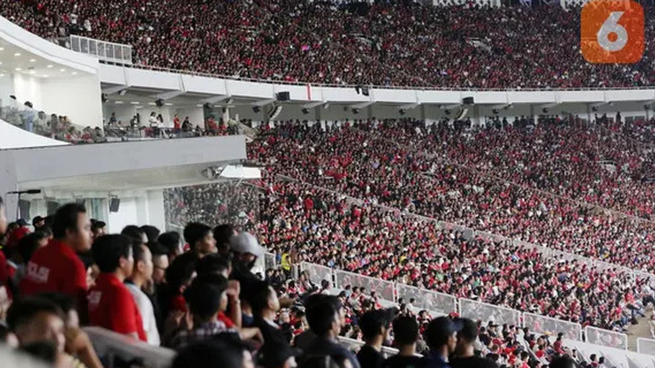 Suporter wanita bernyanyi saat Timnas Indonesia menghadapi Irak pada laga Grup F putaran kedua Kualifikasi Piala Dunia 2026 zona Asia di Stadion Utama Gelora Bung Karno (SUGBK), Senayan, Jaka