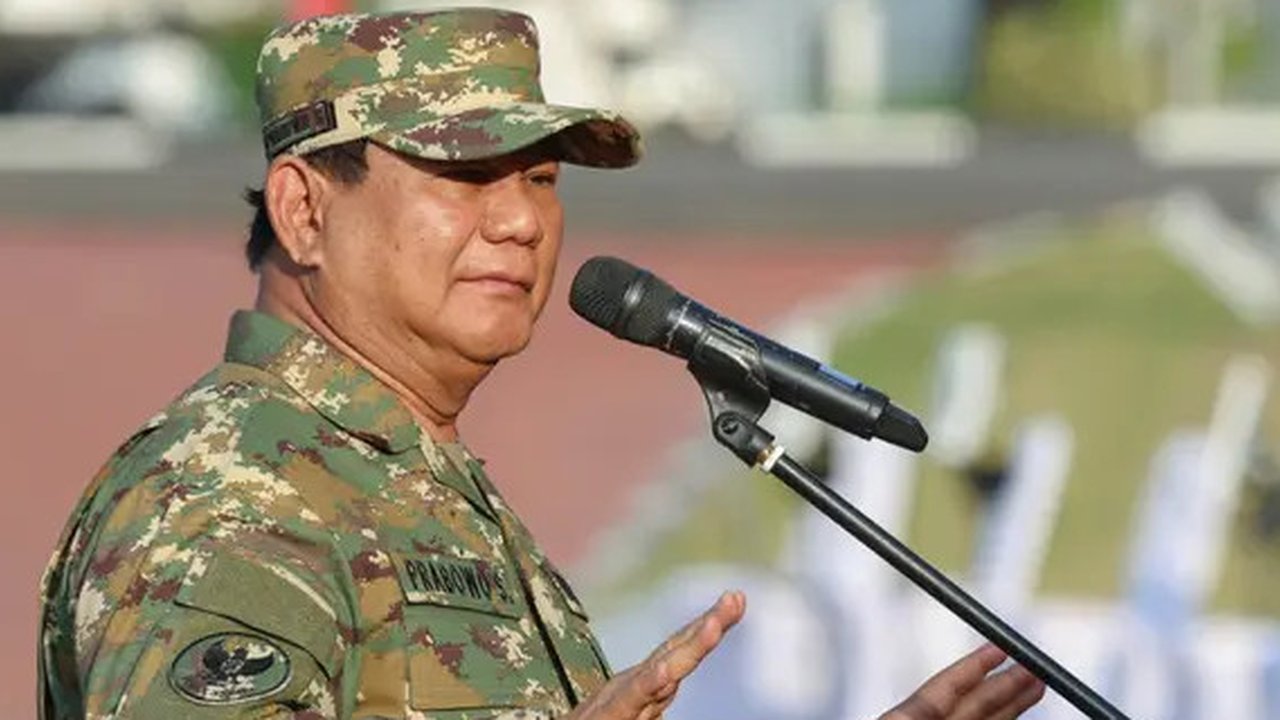Presiden Republik Indonesia Prabowo Subianto memberikan arahan pada retreat menteri pada Kabinet Merah Putih di Akademi Militer Magelang, Jawa Tengah. (Foto oleh Handout/Media Partner Partai