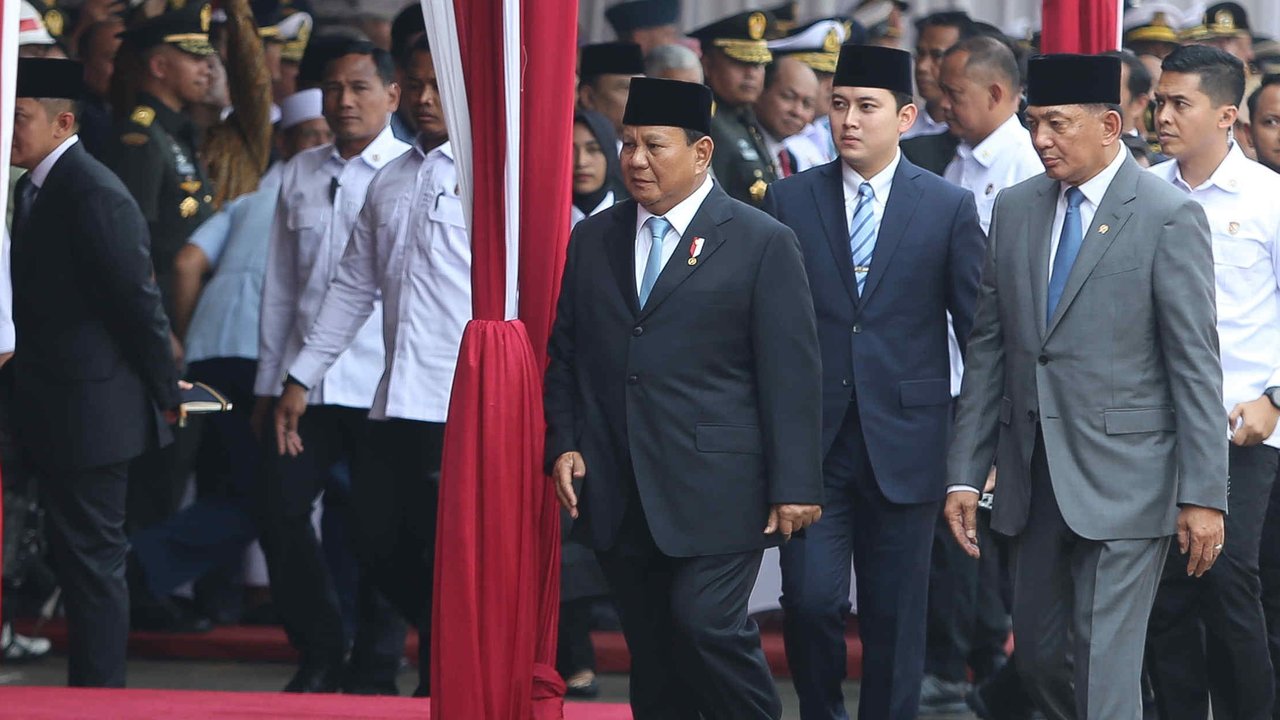 Presiden Prabowo Subianto menyerahkan jabatan kepada Menteri Pertahanan Sjafrie Sjamsoeddin di Gedung Kementerian Pertahanan, Jakarta, Selasa (22/10/2024).