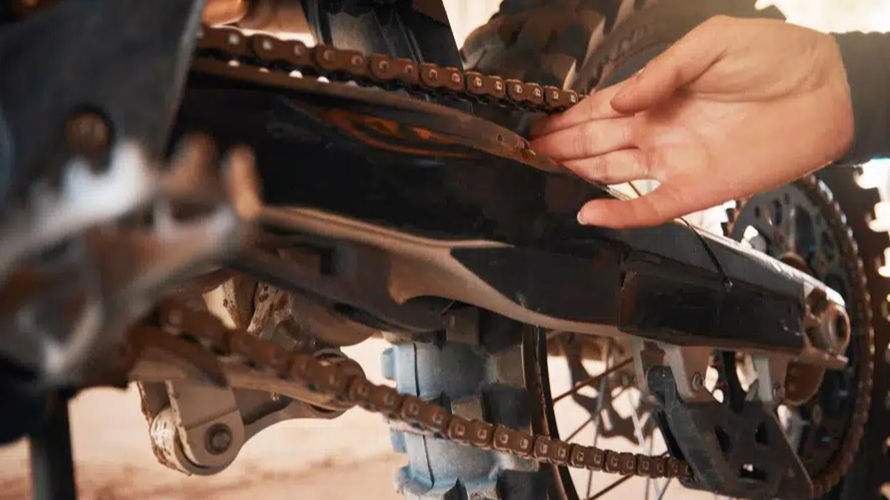 Cara mencegah dan mengatasi karat pada rangka motor untuk menjaga performa kendaraan tetap optimal.