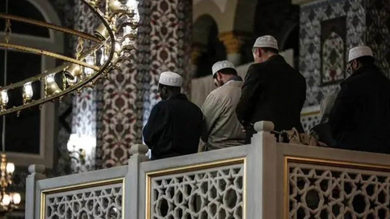 Suporter Arab Saudi mencuri perhatian warganet lantaran melakukan sholat maghrib berjamaah. Sumber Twitter @Alfremartinezz