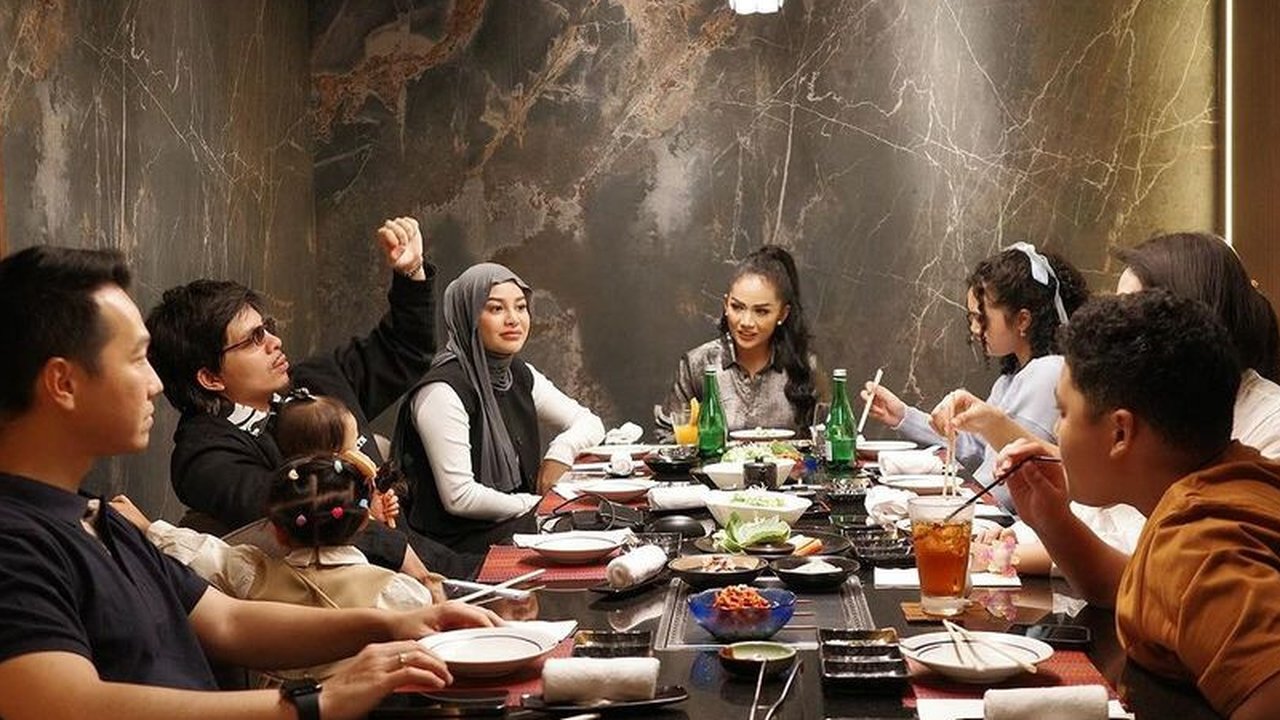 Baru-baru ini, ia tampak menghadiri makan siang bareng Kris Dayanti, Amora, dan Kellen. Terpantau Yuni Shara serta Kartika Sary sekeluarga hadir juga.