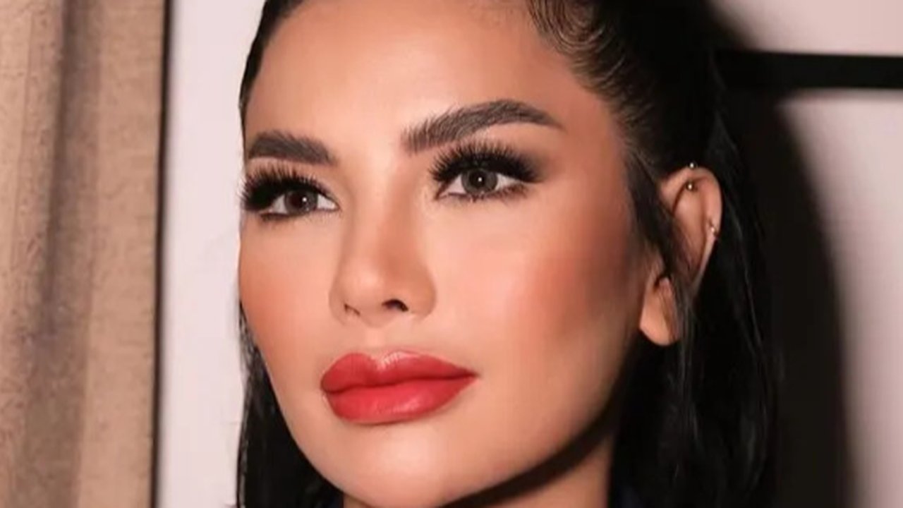Nikita Mirzani pamer sejumlah potret terbaru setelah perseteruan dengan Rizky Irmansyah dan Lolly mereda. Netizen menyebutnya mirip Angelina Jolie. (Foto: Dok. Instagram @nikitamirzanimawa