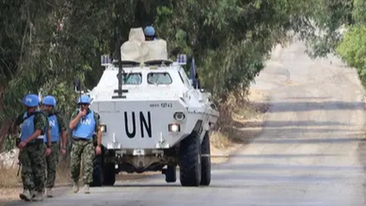 Pasukan Sementara PBB di Lebanon (UNIFIL) meningkatkan patroli pasca rerangan Israel di Lebanon. (JOSEPH EID/AFP)