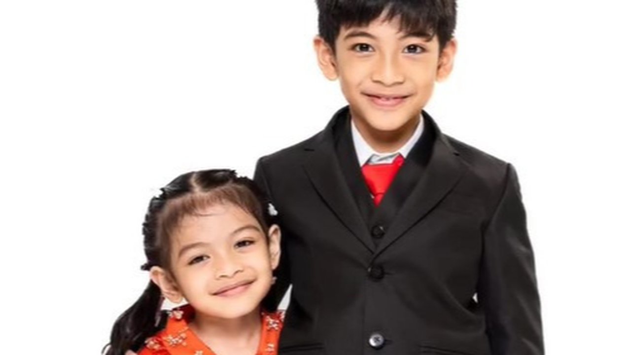 Sejak lahir, ia dikelilingi cinta dan perhatian dari banyak orang, tidak terkecuali dari kakeknya Jokowi, sehingga membentuk kepribadiannya yang ceria.