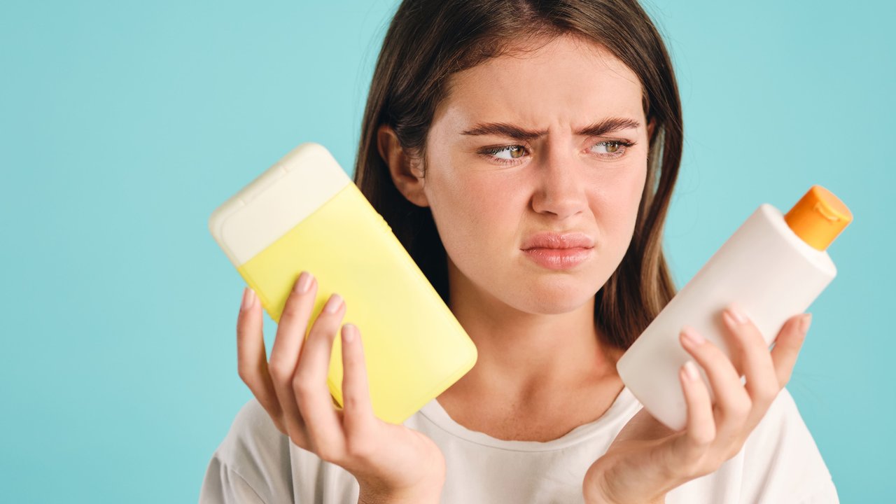 Saat memoles wajah dengan makeup, perhatikan kandungan makeup agar wajah terhindar dari kilap minyak. (Foto: Freepik/freepik)