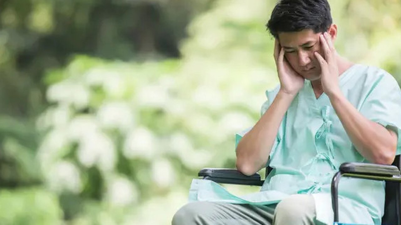 Ilustrasi stroke di usia muda. (Image by jcomp on Freepik)