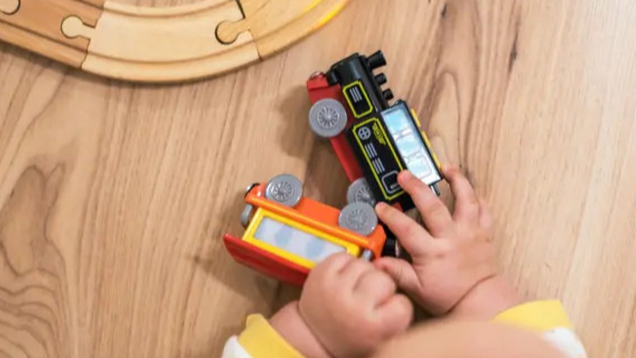 Bayi yang sedang bermain dengan boneka (pexels.com).