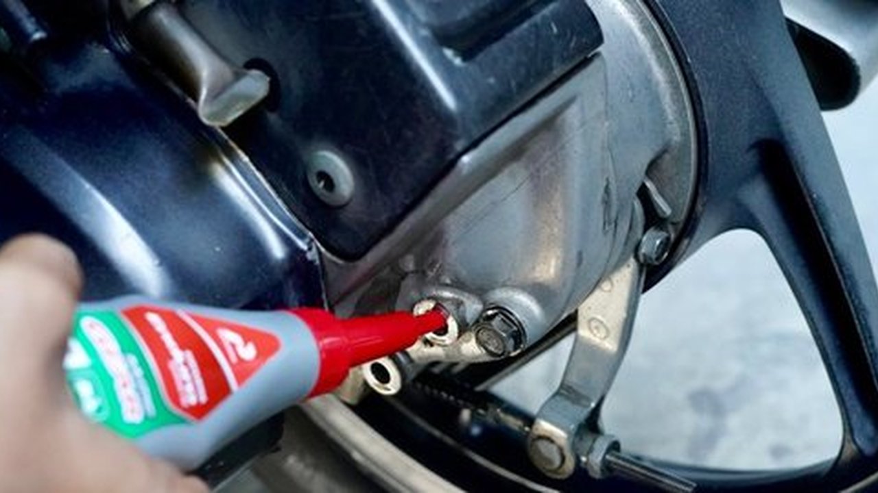 Mengganti oli gardan cukup mudah dan dapat dilakukan sendiri oleh pemilik skutik di rumah (Istimewa)
