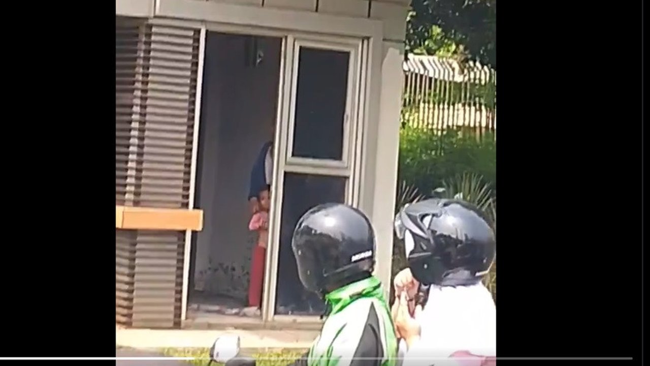 Momen Menegangkan Bocah Perempuan Disandera Ayah Kandung di Pos Polisi Pejaten, Leher Dikalungi Pisau