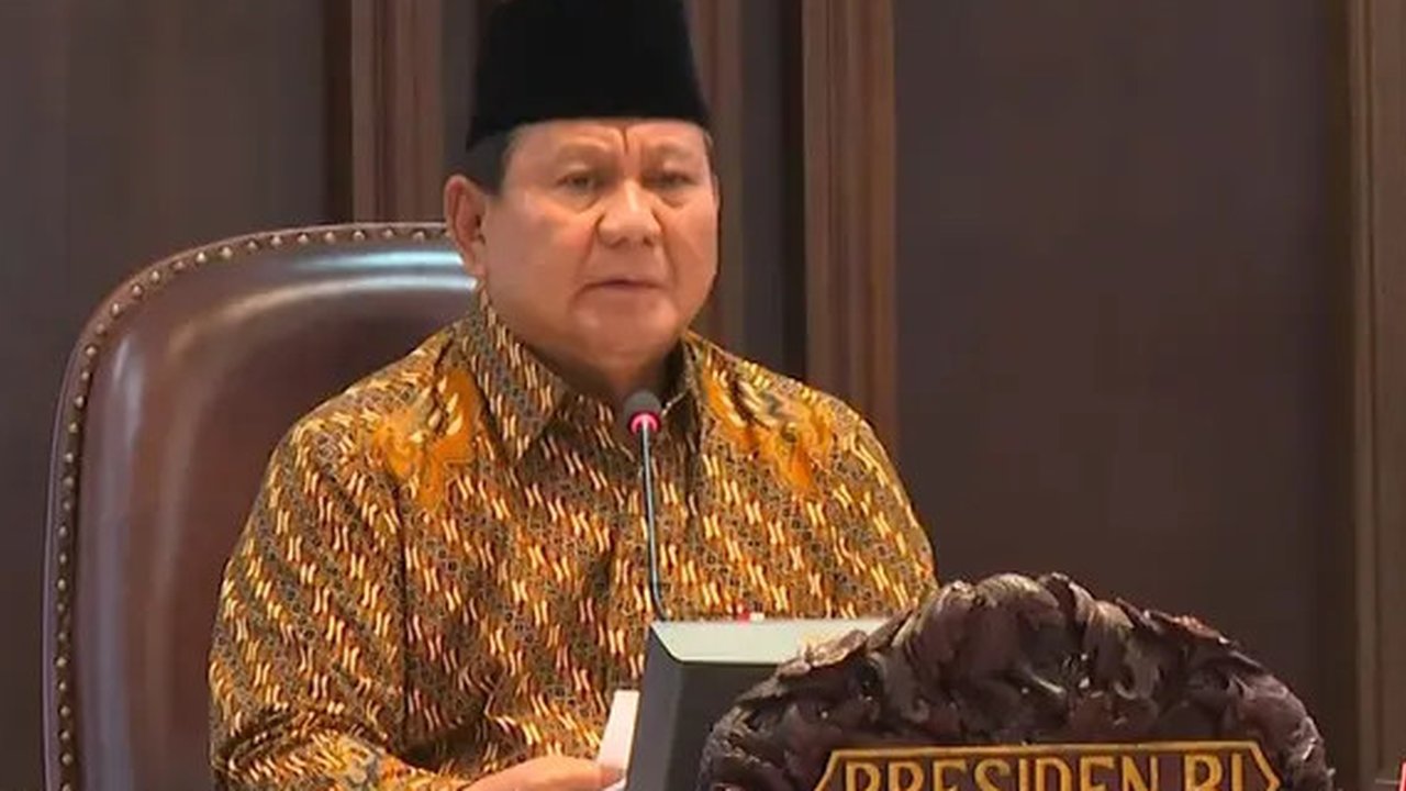 Presiden Prabowo Subianto didampingi Wapres Gibran Rakabuming Raka memimpin sidang perdana Kabinet Merah Putih di Istana, Jakarta, Rabu (23/10/2024). (Foto: Biro Pers Sekretariat Presiden)
