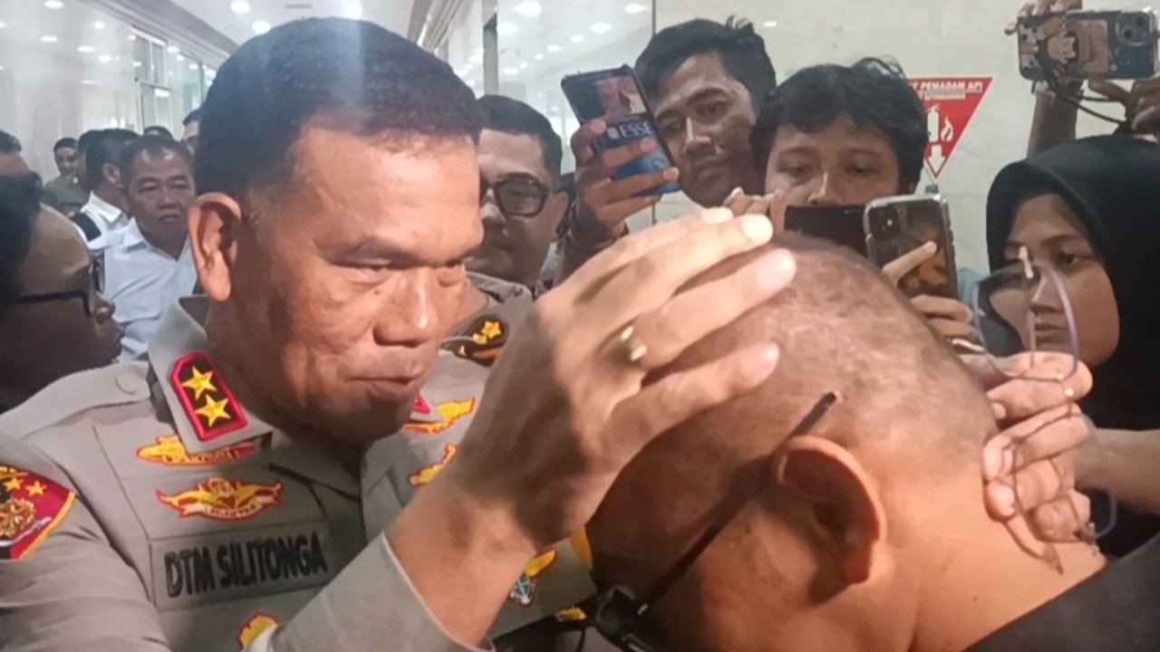 Kapolda NTT Tunjuk dan Pegang Kepala Ipda Rudy Soik