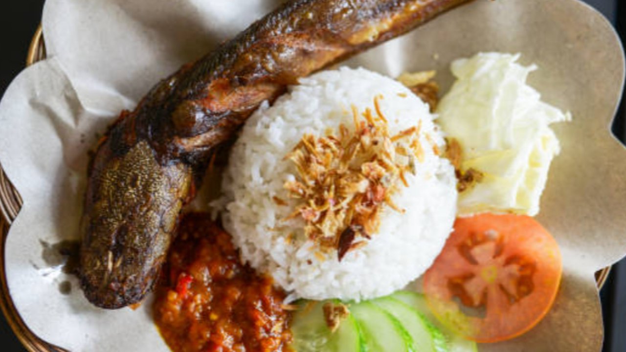 Berapa Kalori dan Nutrisi dari Seporsi Pecel Lele? Kalori yang Perlu Diwaspadai dalam Setiap Suapan