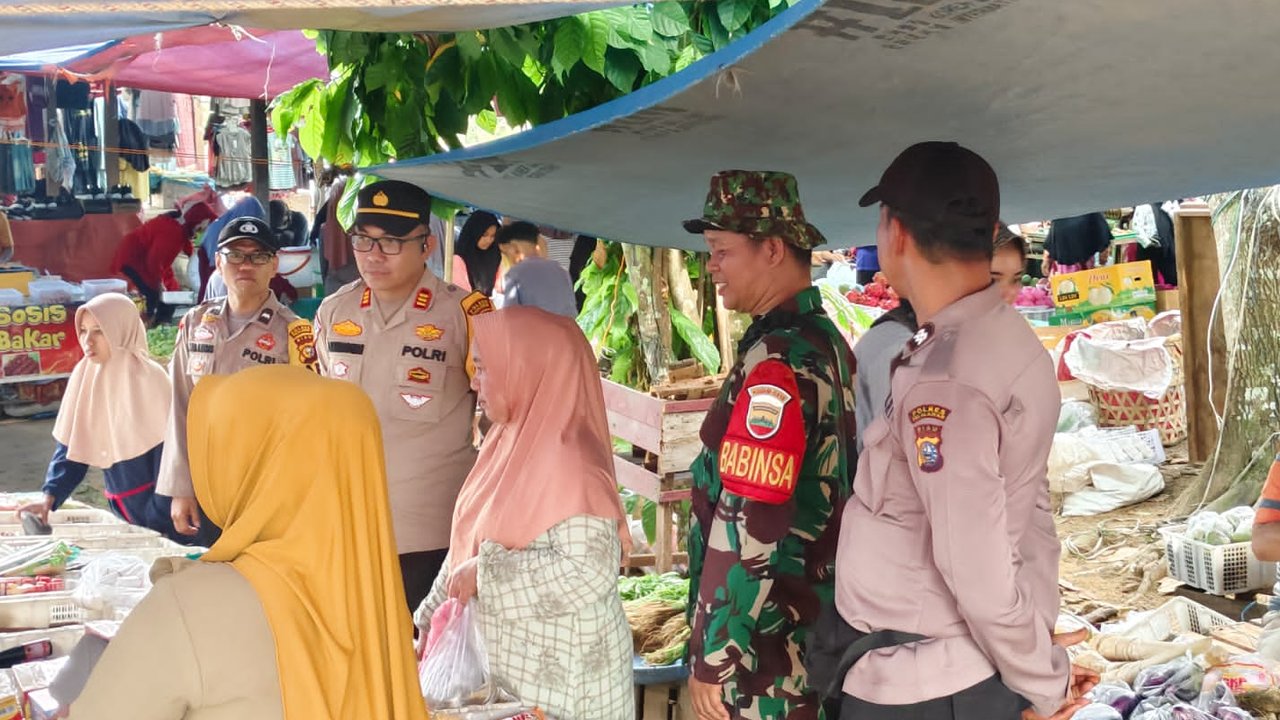 Personel Polri datangi pedagang pasar tradisional di Pelalawan