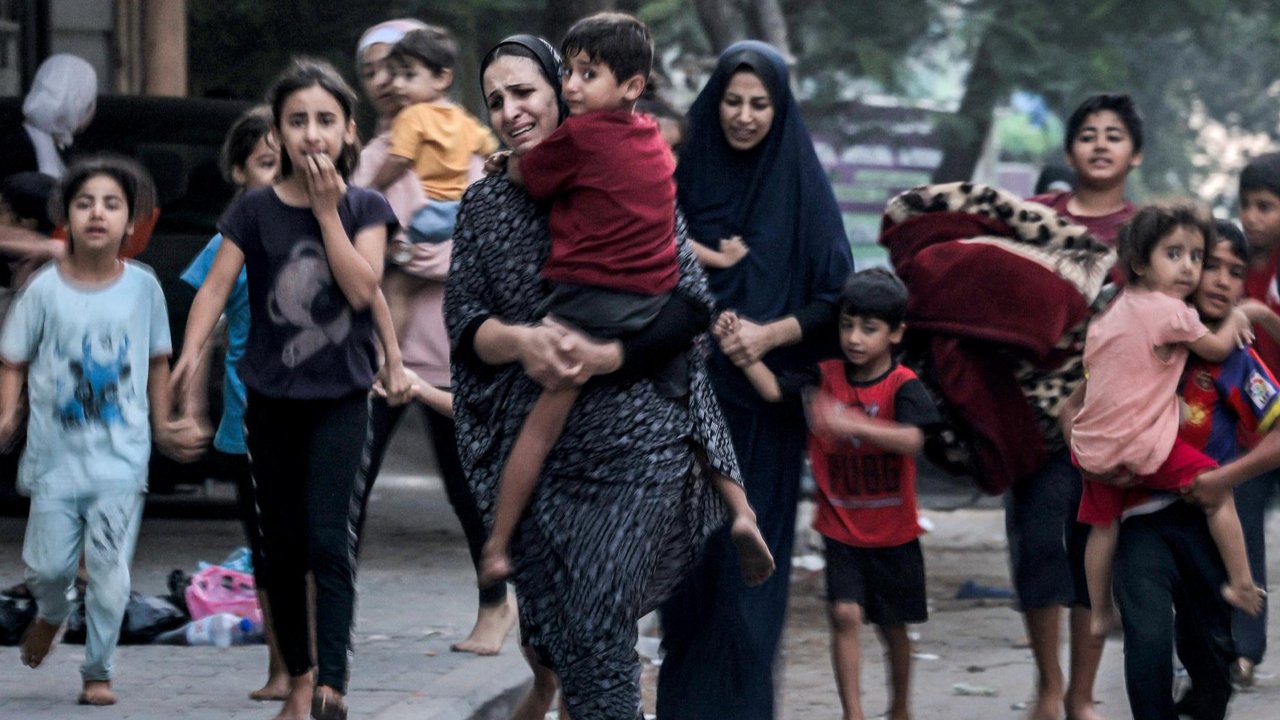 Warga Palestina berkumpul untuk mengambil air, di tengah kekurangan air minum, seiring berlanjutnya konflik Israel-Palestina, di Khan Younis di selatan Jalur Gaza (15/10/2023).