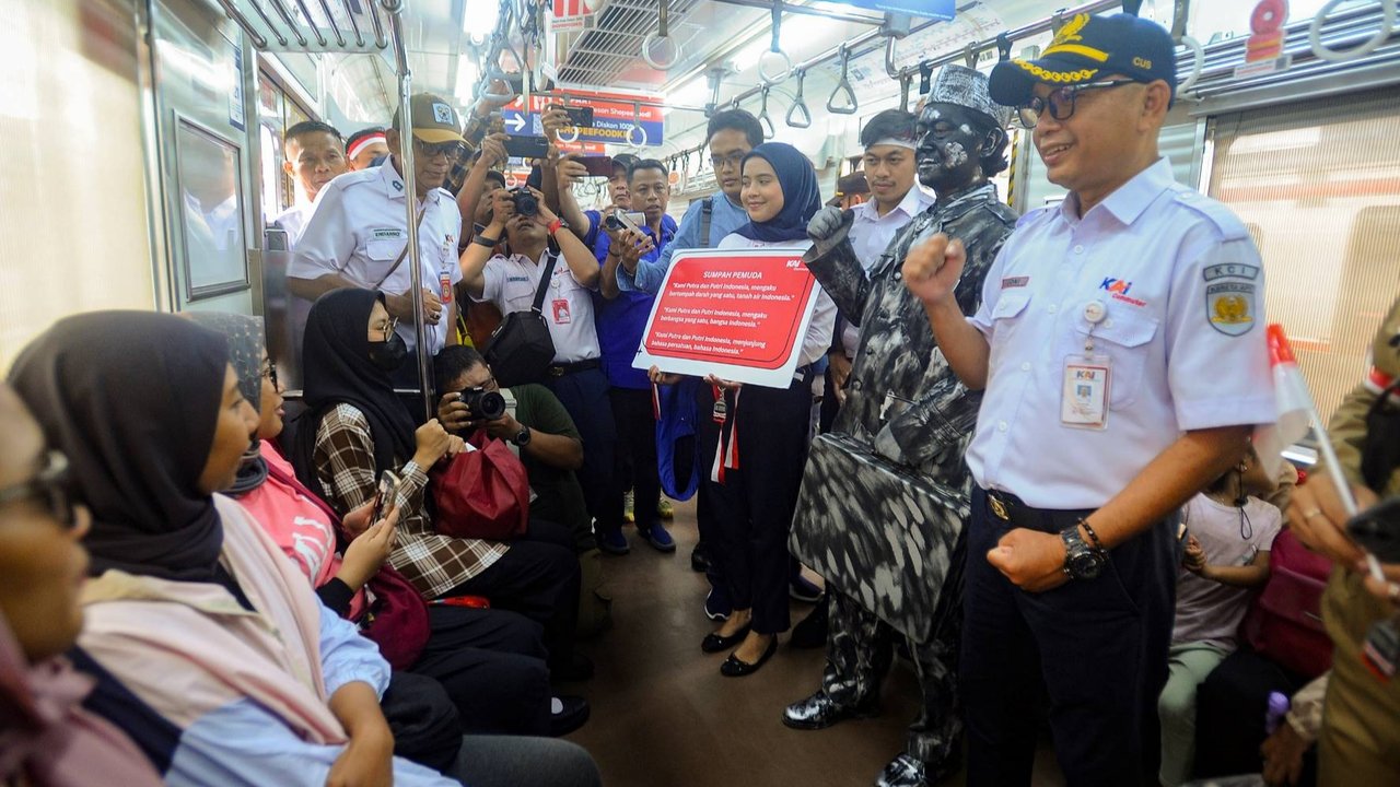 Suasana peringatan Hari Sumpah Pemuda di Stasiun Bogor, Jawa Barat, Senin (28/10/2024).