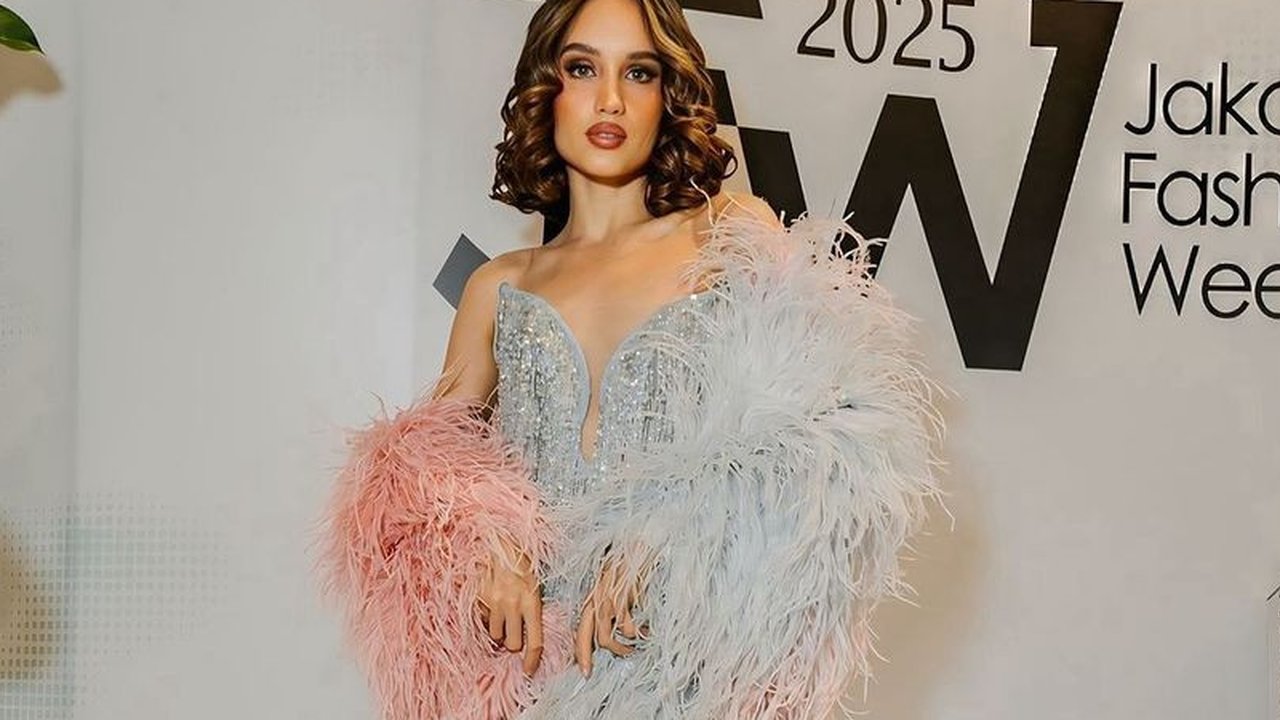 Kaki jenjang Cinta Laura mengingatkan banyak orang terhadap model tinggi yang sering jalan di catwalk Victoria Secret.