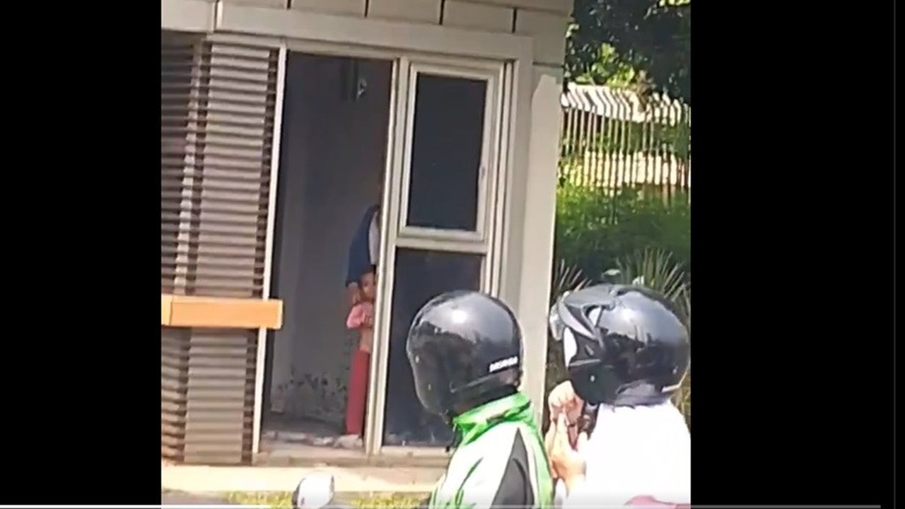 Momen Menegangkan Bocah Perempuan Disandera Ayah Kandung di Pos Polisi Pejaten, Leher Dikalungi Pisau