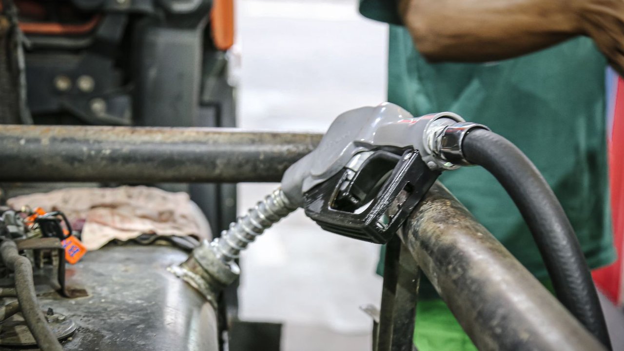Per Agustus 2023, sebanyak 119 Terminal BBM yang dikelola Pertamina di seluruh wilayah Indonesia sudah mendistribusikan BBM B35 untuk dapat dikonsumsi oleh kendaraan masyarakat. Foto Pertamina