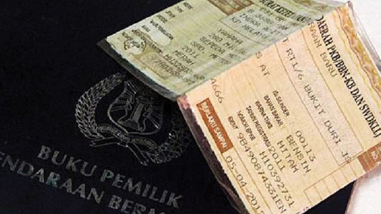 Artikel ini memberikan panduan lengkap langkah-langkah mengurus STNK hilang, mulai dari dokumen yang diperlukan, cek fisik kendaraan, hingga biaya pengurusan.