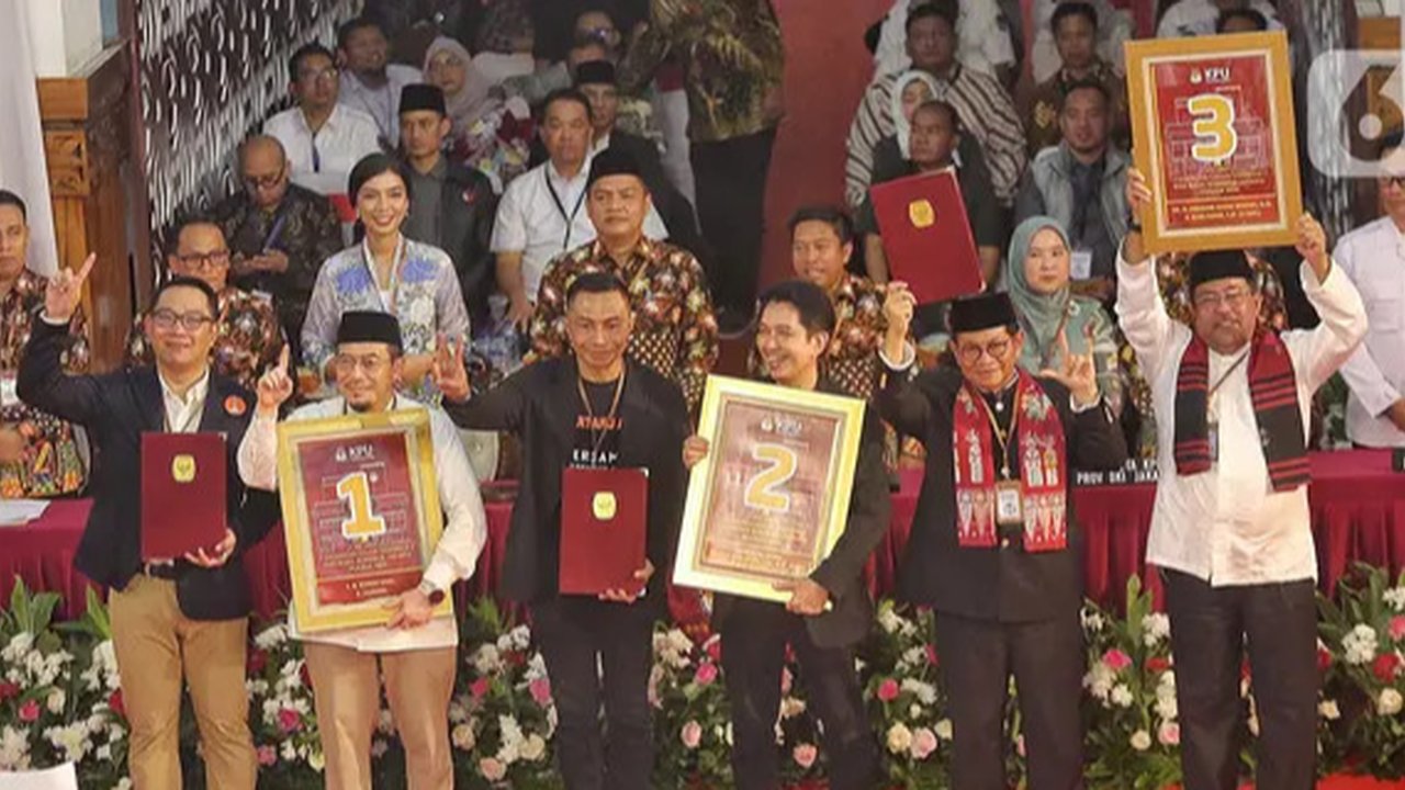 Para calon gubernur DKI Jakarta Ridwan Kamil, Dharma Pongrekun dan Pramono Anung (berdiri dari kiri ke kanan) saat debat kedua Pemilihan Gubernur DKI Jakarta pada Pemilihan Kepala Daerah (Pil