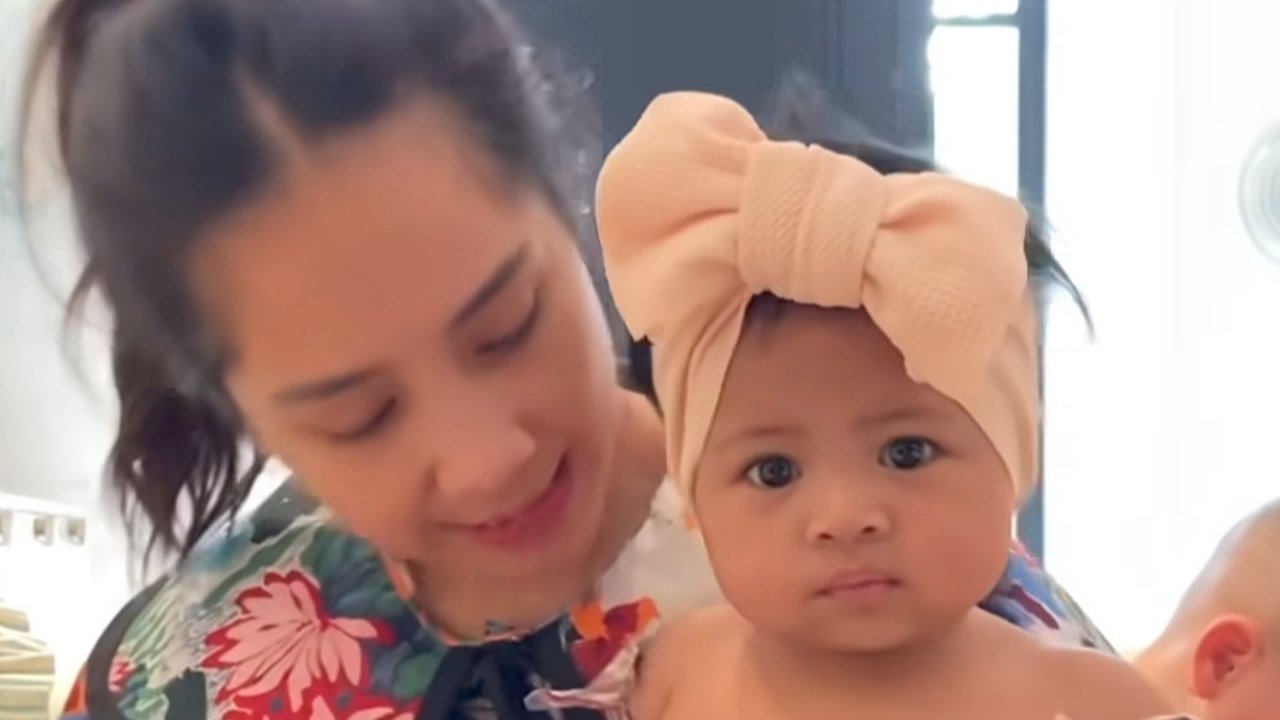 Potret Baby Lily Pakai Baju ala Rosalinda, Heboh Disebut Akting Pas Disuapi Makan Pisang sama Nagita Slavina
