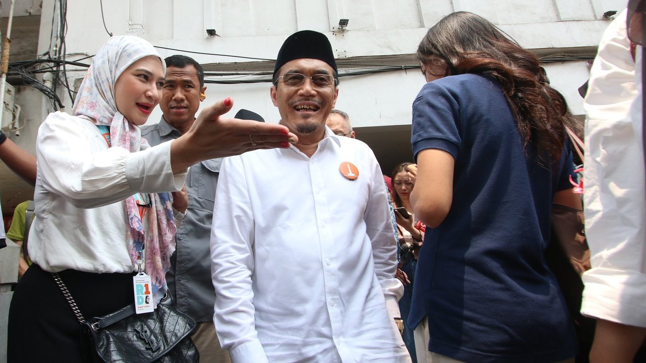 Dalam segmen pertama, tiga pasangan calon gubernur-wakil gubernur diperkenankan membacakan visi-misi masing-masing. Tampak pasangan calon gubernur dan wakil gubernur DKI Jakarta nomor urut 1,