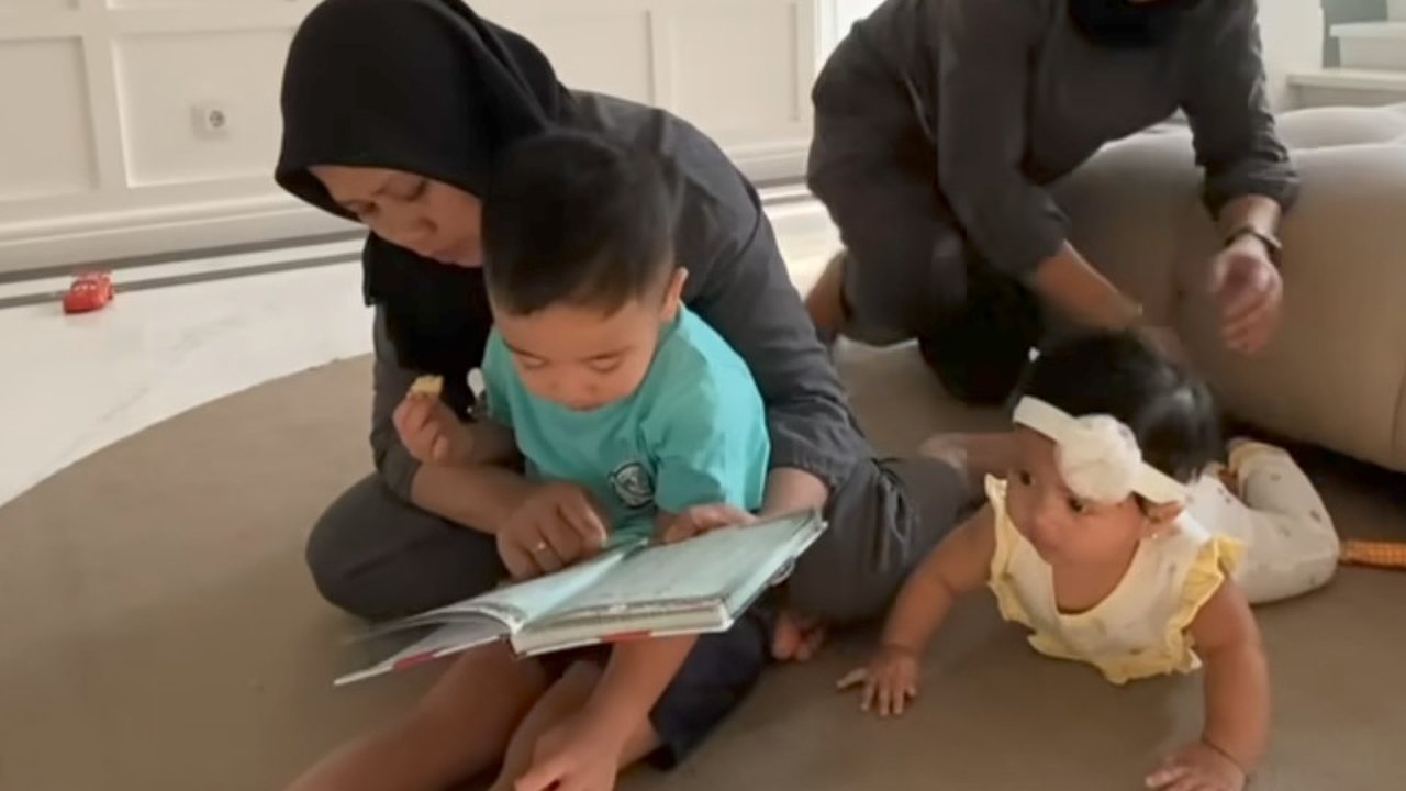 Potret Rayyanza Belajar Ngaji Bareng Sus Rini, Netizen Malah Salfok sama Baby Lily