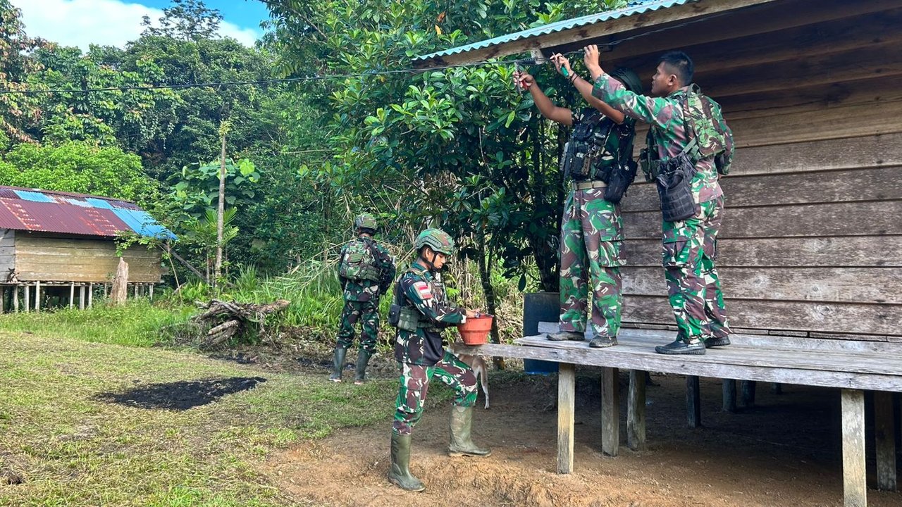 Papua Terang, Raider 501/Bajra Yudha Kostrad Pasang Lampu Solar Cell di Distrik Aifat Disambut Warga