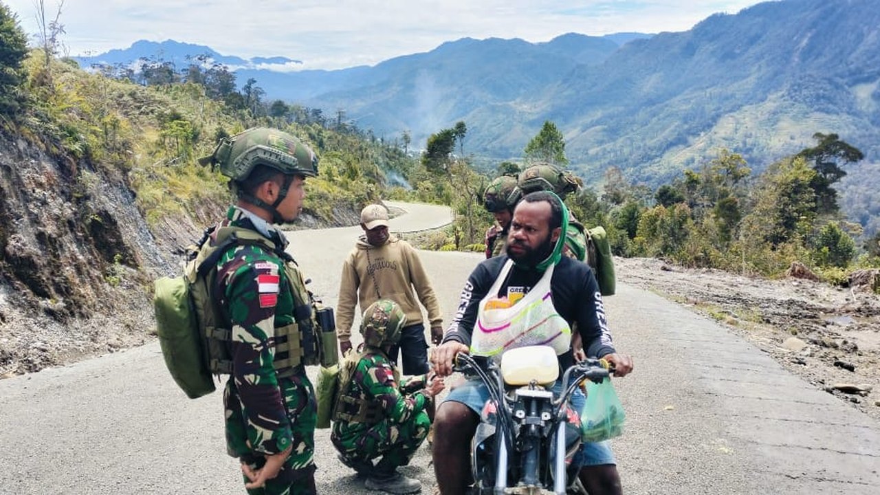 Patroli di Sugapa, Satgas Yonif 509 Kostrad Periksa Kendaraan Keluar Masuk Kampung Bilogai