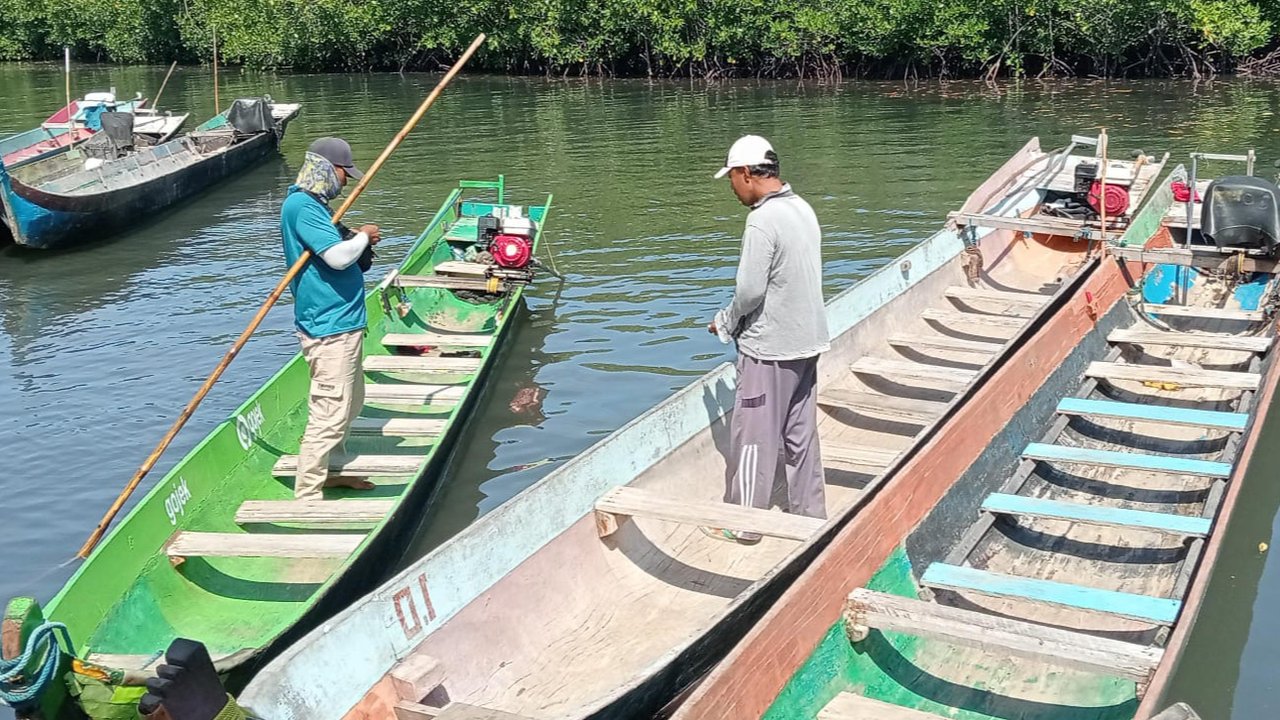 Marju Sairullah (38) menjalani dua profesi yang mungkin tak biasa bagi sebagian besar orang (Arfandi Ibrahim/Liputan6.com)