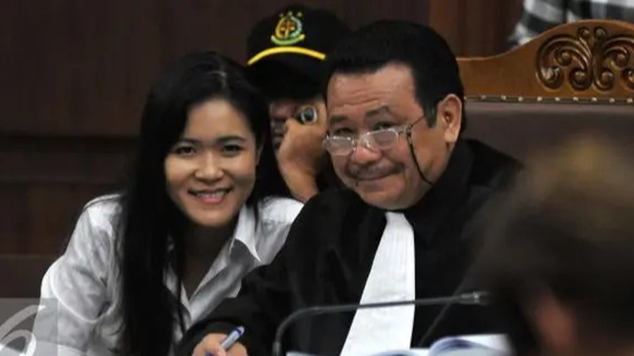 Terpidana kasus pembunuhan berencana terhadap Wayan Mirna Salihin, Jessica Kumala Wongso (kedua kanan), mendaftarkan permohonan peninjauan kembali (PK) atas kasusnya di Pengadilan Negeri Jaka