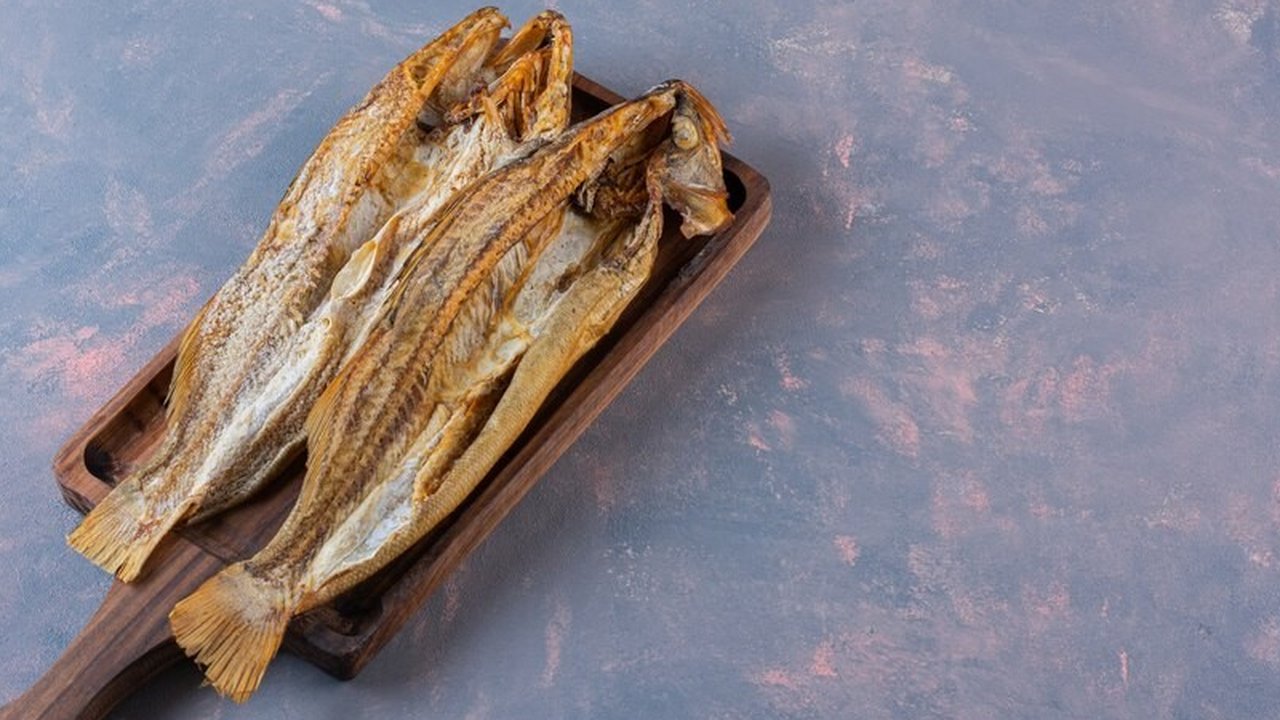 Resep Rahasia Warganet, Hilangkan Asin Berlebih pada Ikan Asin Pakai Kertas