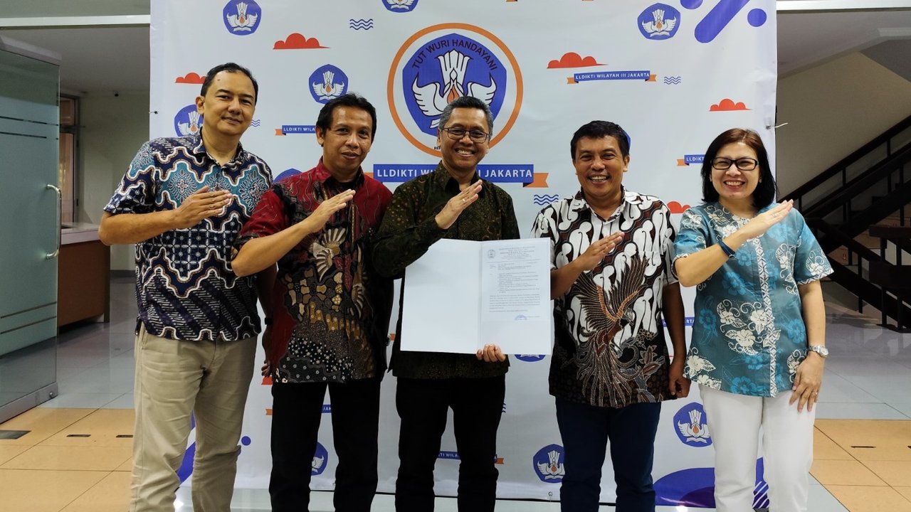 Kepala LLDIKTI III Toni serahkan SK institut media digital Emtek