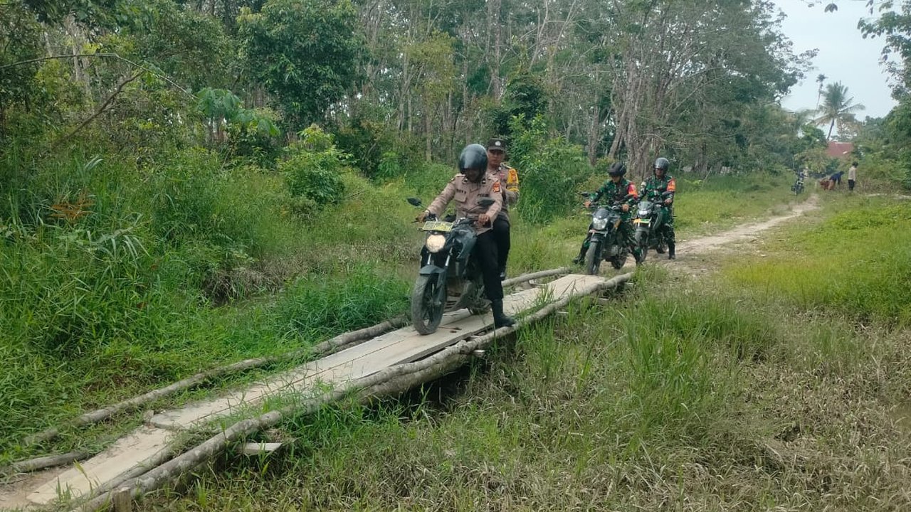 Polisi dan TNI susuri jalan setapak temui warga