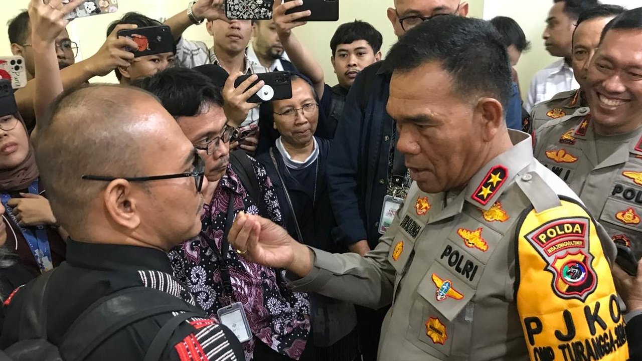 Kapolda NTT Tunjuk dan Pegang Kepala Ipda Rudy Soik