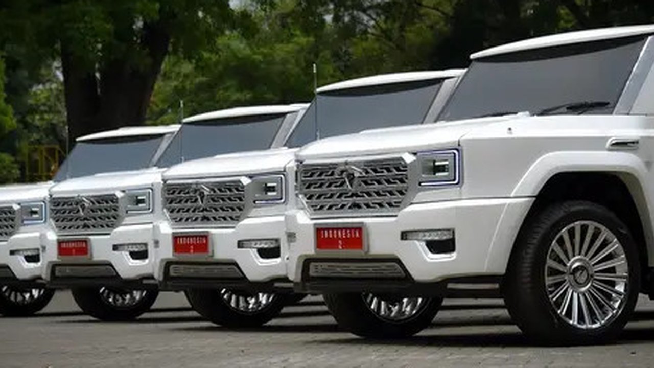 Tampilan mobil Maung 'Garuda' buatan PT Pindad yang bakal digunakan Presiden ke-8 Republik Indonesia, Prabowo Subianto saat berada di area parkir kompleks Parlemen RI, Jakarta, Minggu (20/10/