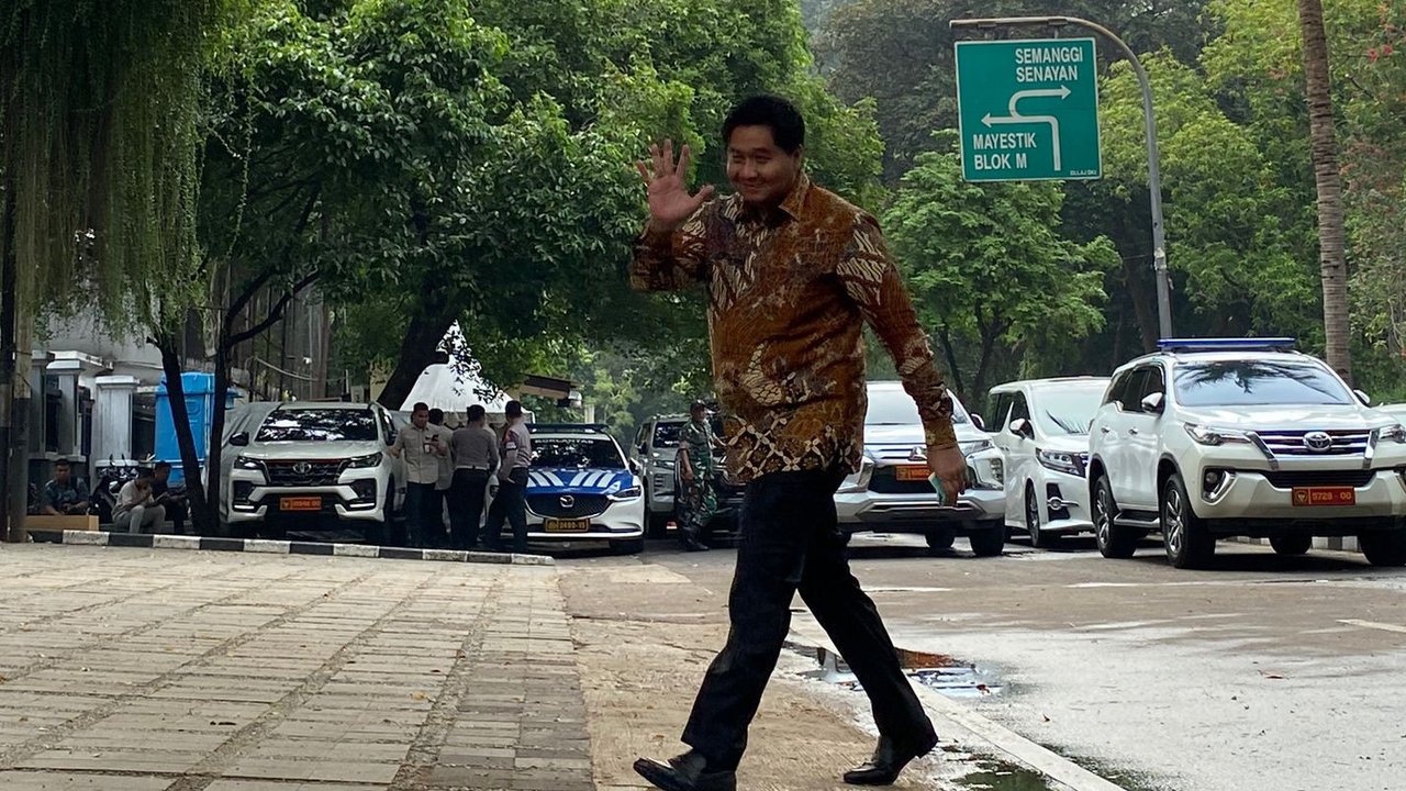 Politisi senior Maruarar Sirait menyambangi kediaman Prabowo di Jalan Kertanegara, Jakarta Selatan, pada Selasa (14/10/2024). (Liputan6.com/Hiysam Adyatma)