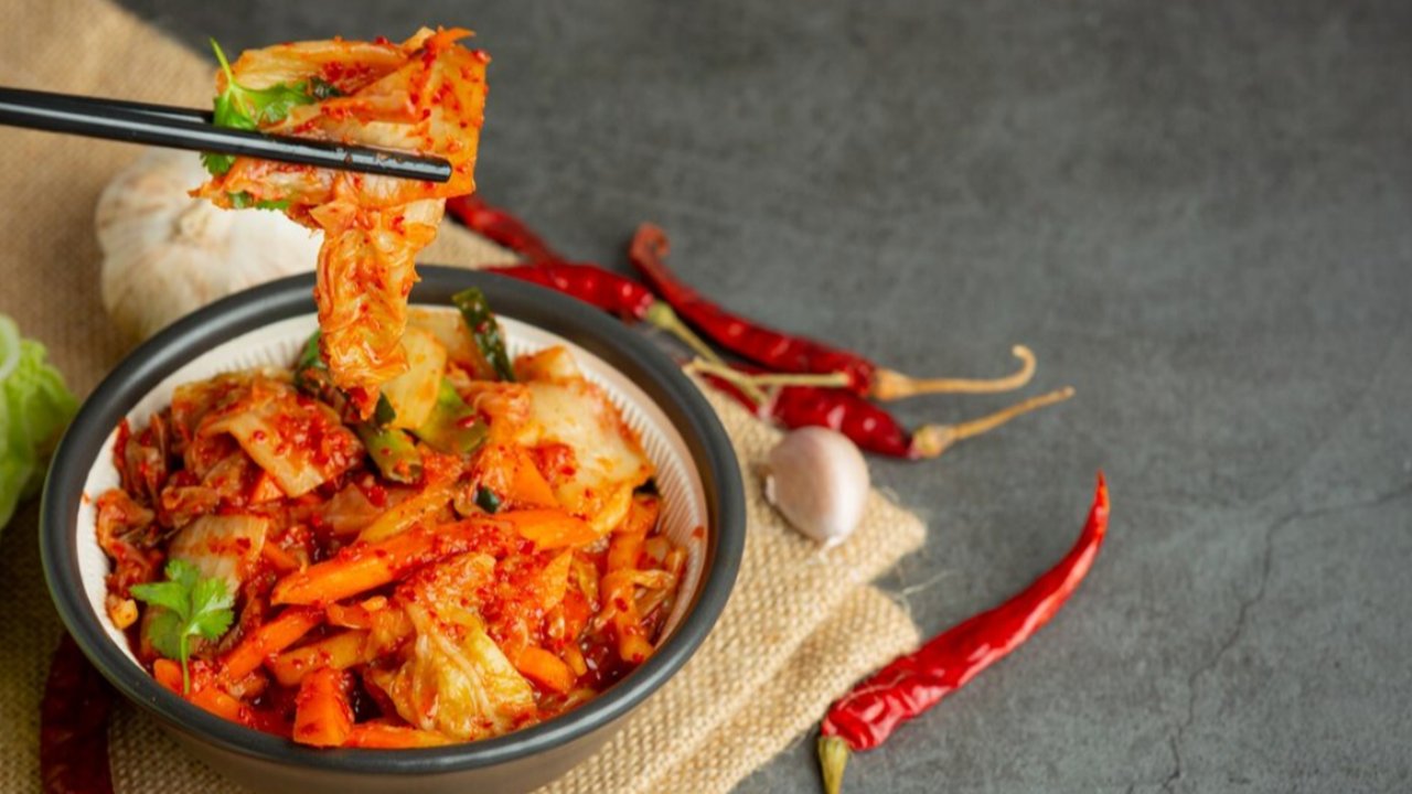 Berapa Kalori dan Nutrisi dari Seporsi Kimchi? Kalori yang Perlu Diwaspadai dalam Setiap Suapan