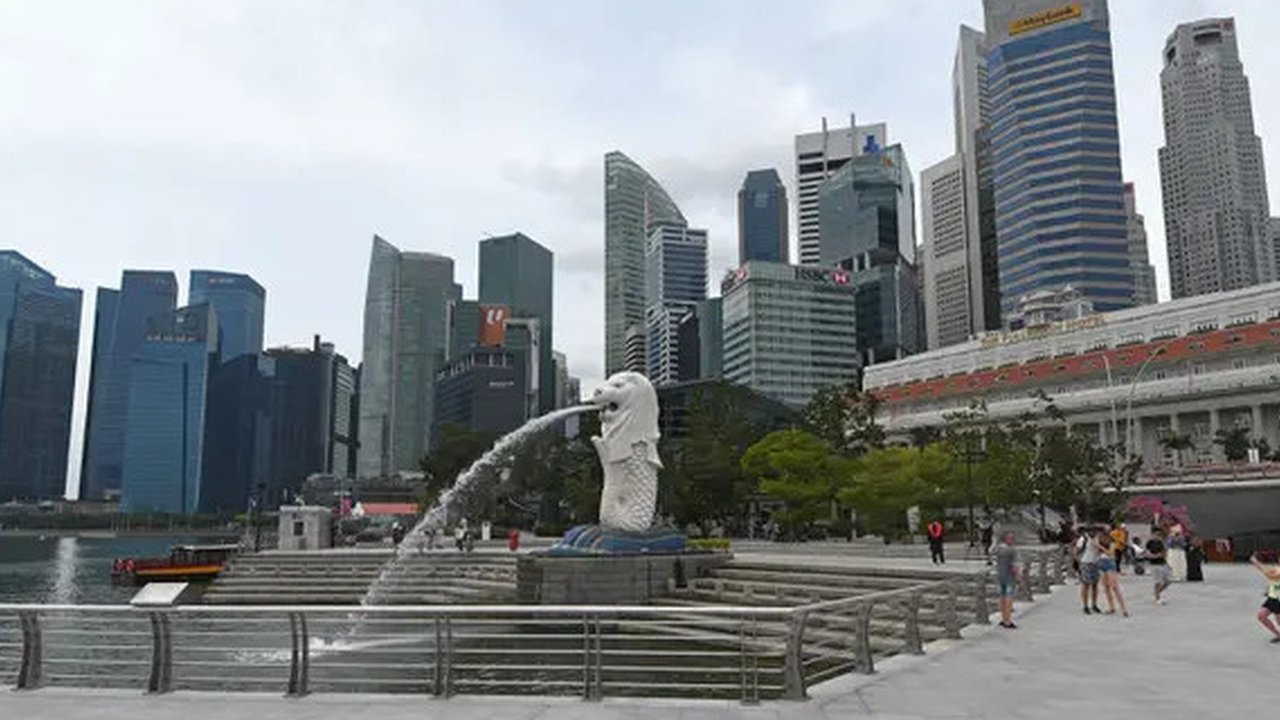 Para wisatawan mengunjungi Taman Merlion di Singapura pada 6 Maret 2020. Tempat-tempat wisata utama di Singapura sepi dari turis di tengah epidemi virus corona COVID-19. (Xinhua/Then Chih