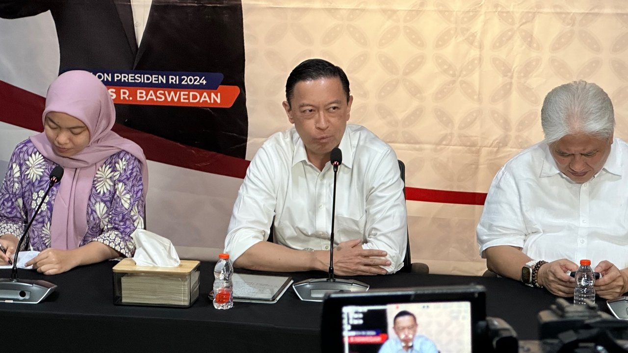 Mendag Tom Lembong setiap hari rajin membawa kantong plastik di dalam tasnya. Ia meminta kantong plastik digunakan berulang kali