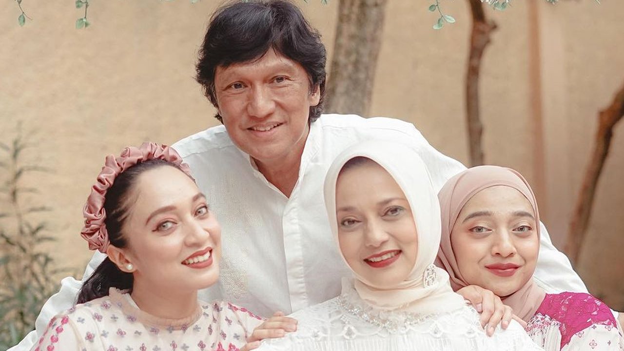 Dekat Banget, Intip Potret Kenangan Marissa Haque bersama Kedua Anaknya