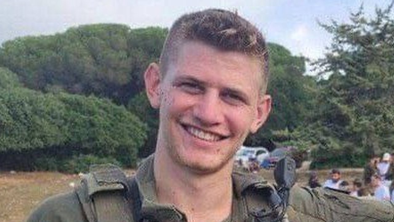 Letnan Eitan Oster, salah satu tentara penjajah Israel yang dibunuh Hizbullah saat berusaha menyerbu Lebanon dari darat.