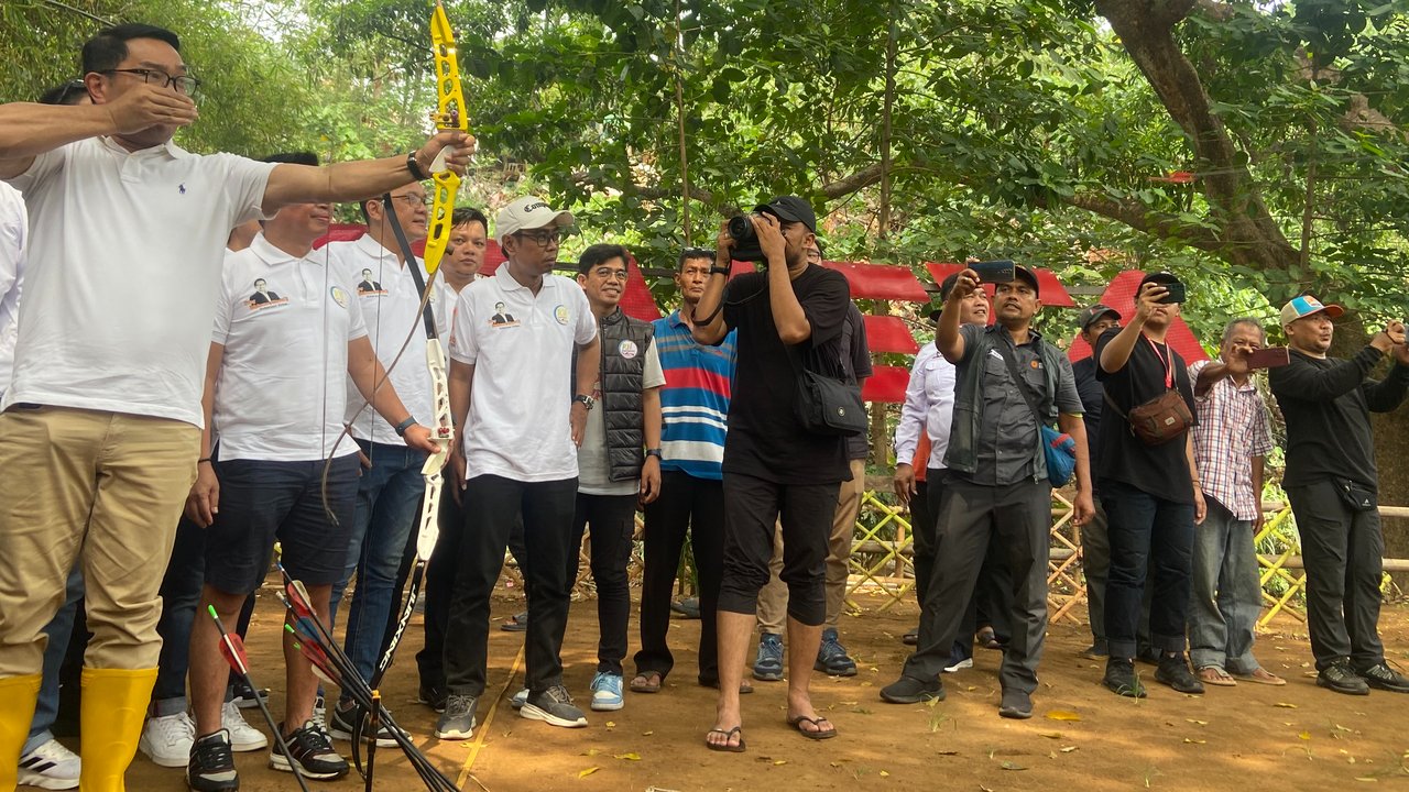 Ridwan Kamil Minum Bir Pletok di Pinggir Kali Ciliwung