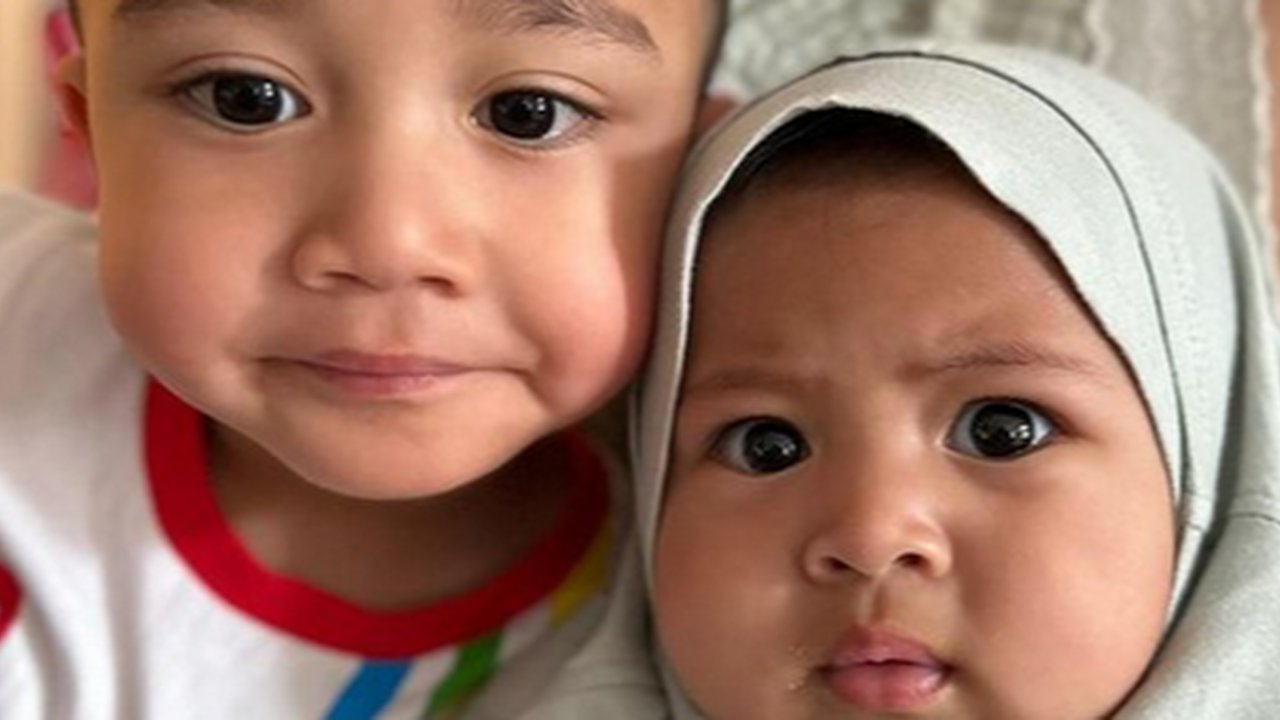 Makin Mirip, Potret Rayyanza & Baby Lily Bak Kembar Kini Sama-sama Miliki Pipi Chubby